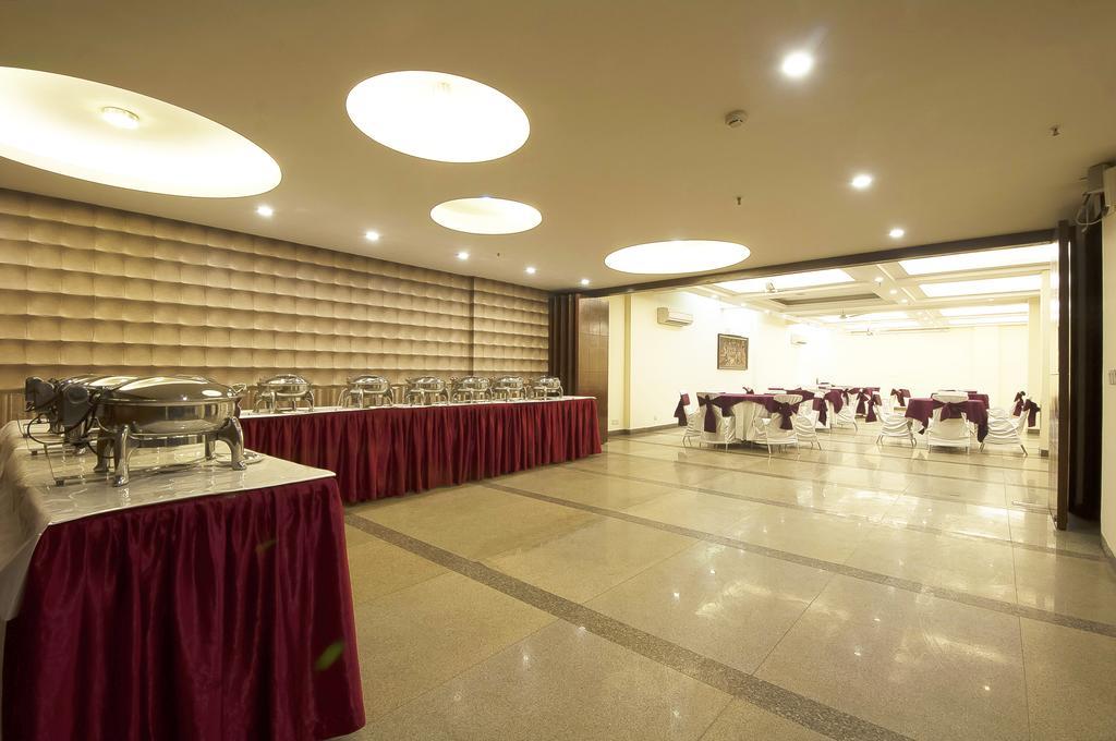 Alpina Hotels & Suites Ню Делхи Екстериор снимка